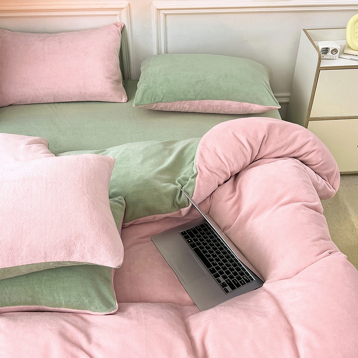 91家纺网 家纺一手货源 找家纺 梵克保罗 2024新款ins风小红书博主推荐高克重纯色双拼牛奶绒四件套 莓莓生椰