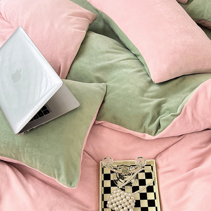 91家纺网 家纺一手货源 找家纺 梵克保罗 2024新款ins风小红书博主推荐高克重纯色双拼牛奶绒四件套 莓莓生椰