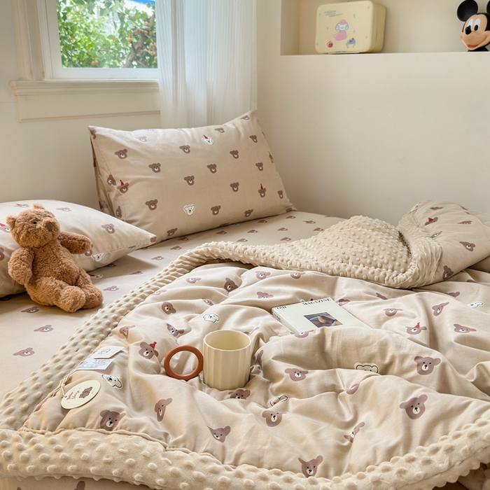 91家纺网 家纺一手货源 找家纺 星期八 2024新款复古碎花全棉豆豆被 爱心熊