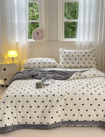 91家纺网 家纺一手货源 找家纺 星期八 2024新款复古碎花全棉豆豆被 爱心