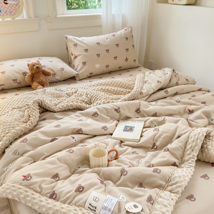 91家纺网 家纺一手货源 找家纺 星期八 2024新款复古碎花全棉豆豆被 爱心熊