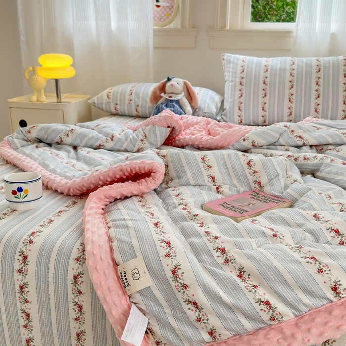 91家纺网 家纺一手货源 找家纺 星期八 2024新款复古碎花全棉豆豆被 粉语