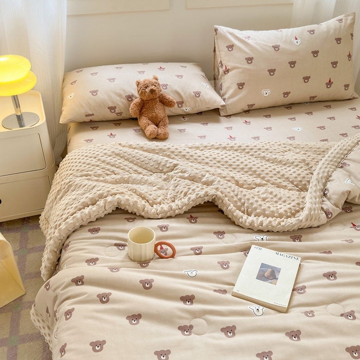 91家纺网 家纺一手货源 找家纺 星期八 2024新款复古碎花全棉豆豆被 爱心熊