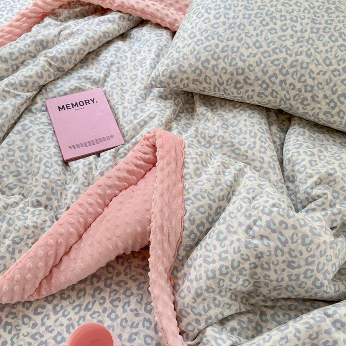 91家纺网 家纺一手货源 找家纺 星期八 2024新款复古碎花全棉豆豆被 豹纹