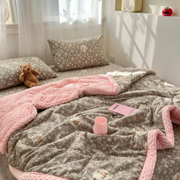 91家纺网 家纺一手货源 找家纺 星期八 2024新款复古碎花全棉豆豆被 花园熊