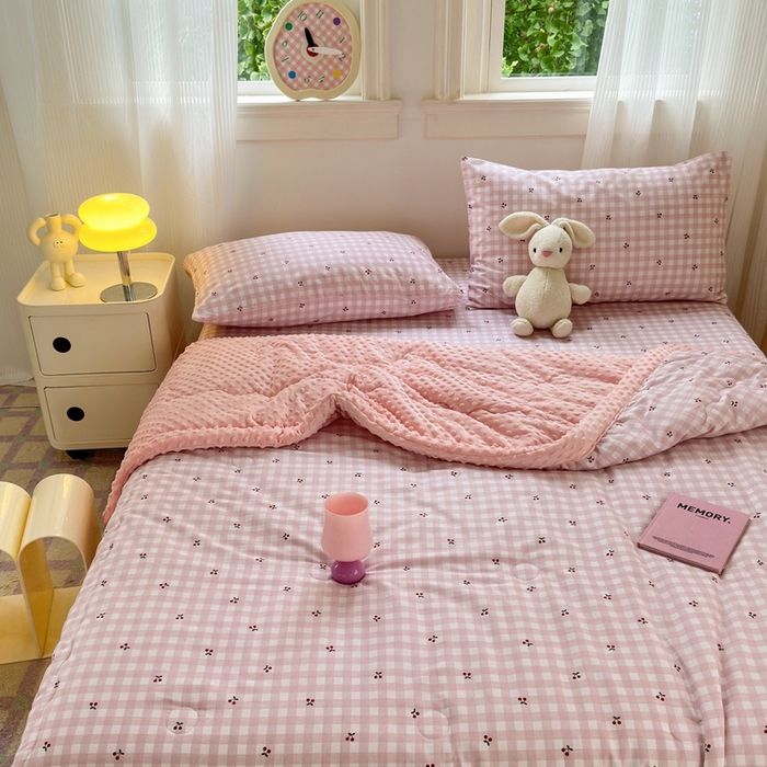 91家纺网 家纺一手货源 找家纺 星期八 2024新款复古碎花全棉豆豆被 小樱桃