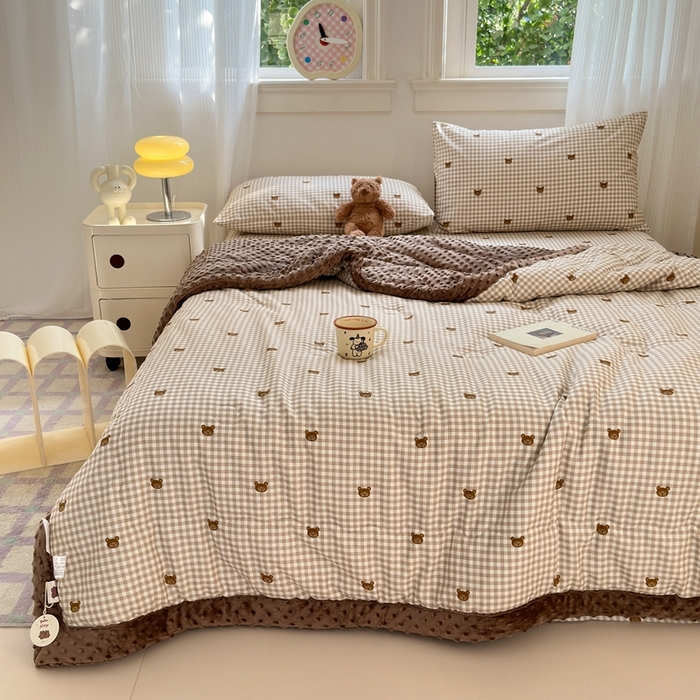 91家纺网 家纺一手货源 找家纺 星期八 2024新款复古碎花全棉豆豆被 咖格熊