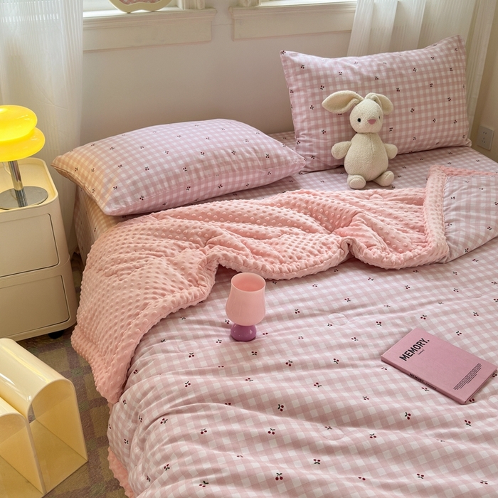 91家纺网 家纺一手货源 找家纺 星期八 2024新款复古碎花全棉豆豆被 小樱桃