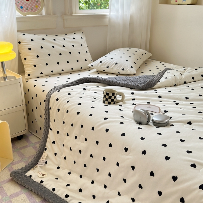 91家纺网 家纺一手货源 找家纺 星期八 2024新款复古碎花全棉豆豆被 爱心