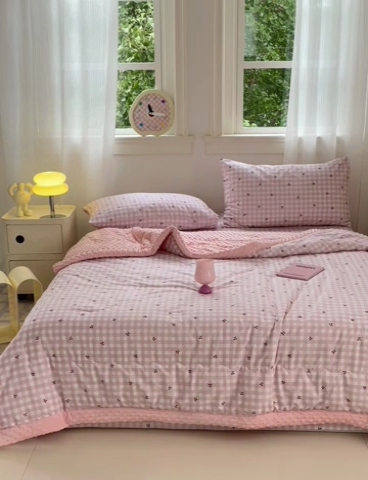 91家纺网 家纺一手货源 找家纺 星期八 2024新款复古碎花全棉豆豆被 小樱桃