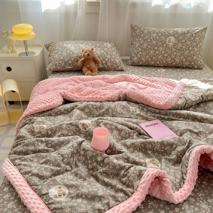 91家纺网 家纺一手货源 找家纺 星期八 2024新款复古碎花全棉豆豆被 花园熊