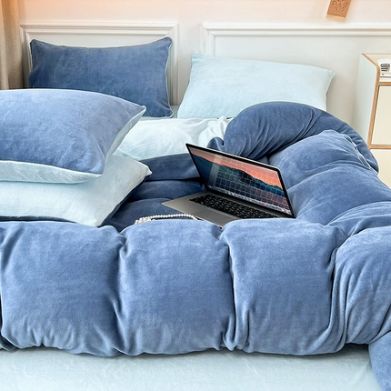 91家纺网 家纺一手货源 找家纺 梵克保罗 2024新款ins风小红书博主推荐高克重纯色双拼牛奶绒四件套 月光雾蓝