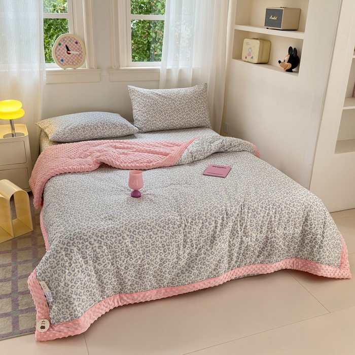 91家纺网 家纺一手货源 找家纺 星期八 2024新款复古碎花全棉豆豆被 豹纹