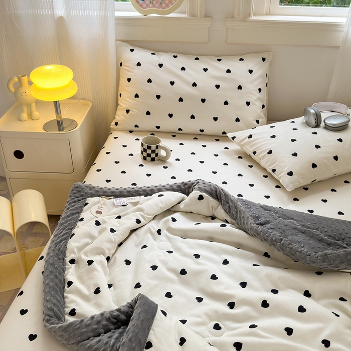 91家纺网 家纺一手货源 找家纺 星期八 2024新款复古碎花全棉豆豆被 爱心