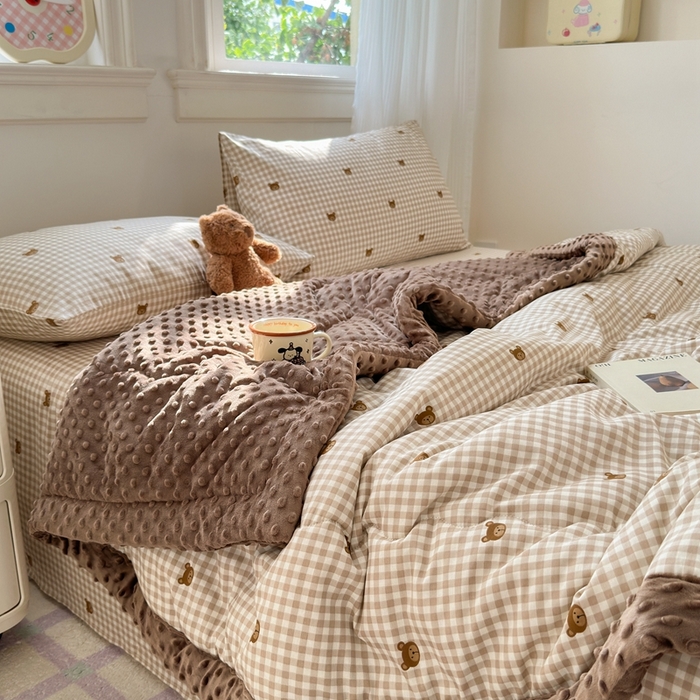 91家纺网 家纺一手货源 找家纺 星期八 2024新款复古碎花全棉豆豆被 咖格熊