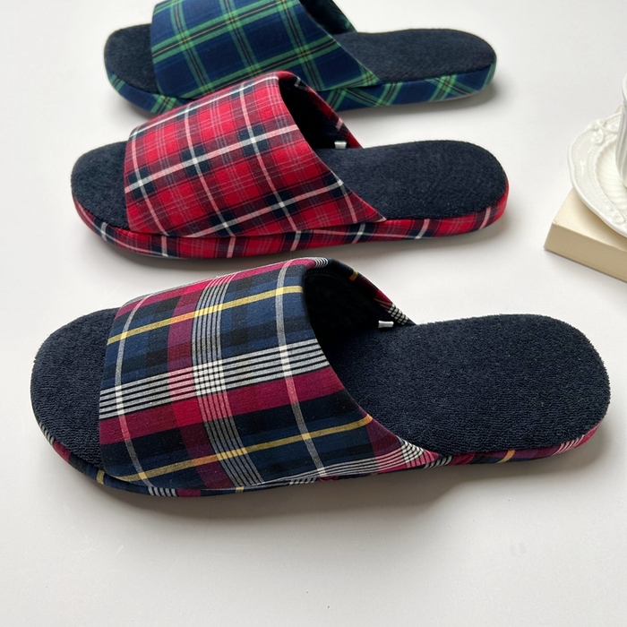 91家纺网 家纺一手货源 找家纺 （总）南通盟生鞋业有限公司 2024新款日式开口经典色织格子配毛巾布TPR复布静音防滑大底家居拖鞋