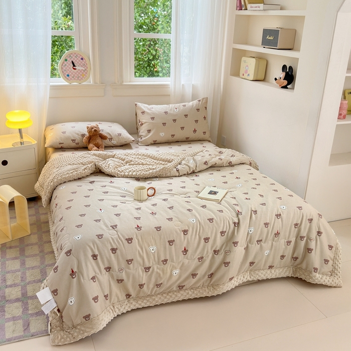 91家纺网 家纺一手货源 找家纺 星期八 2024新款复古碎花全棉豆豆被 爱心熊