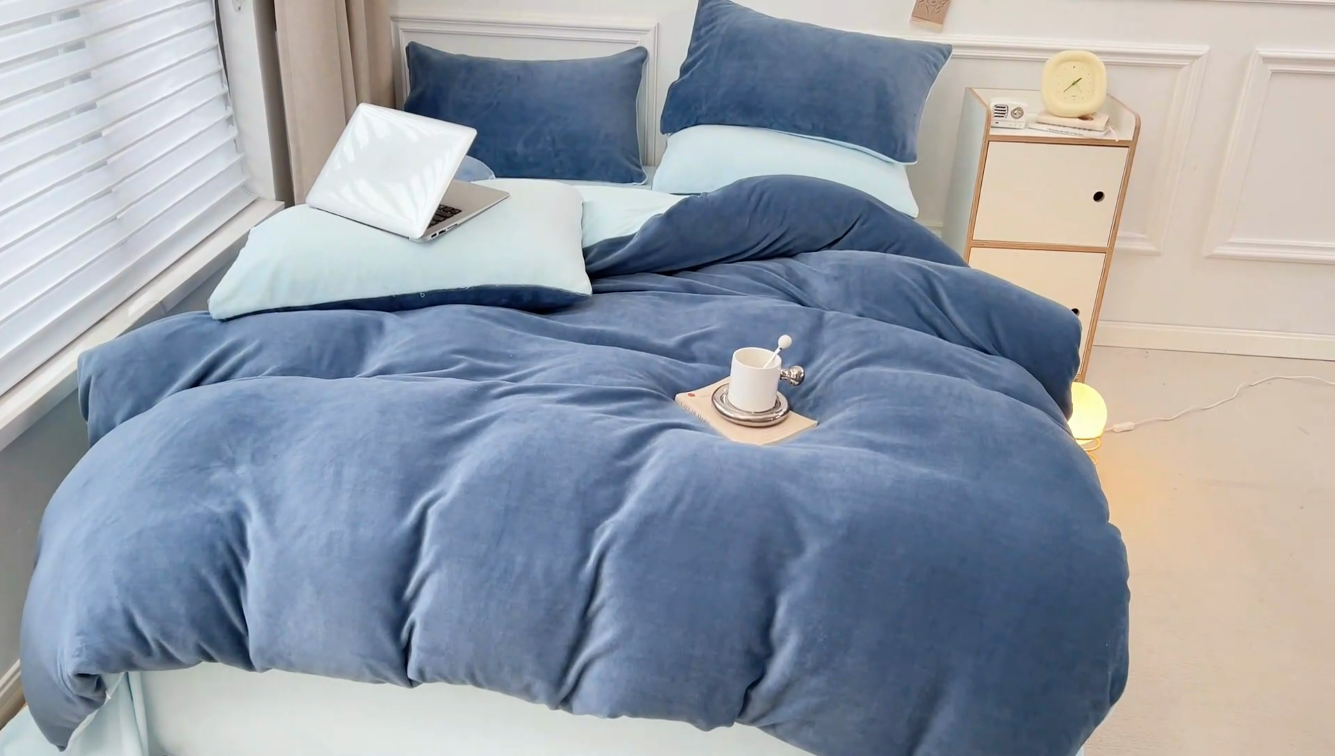 91家纺网 家纺一手货源 找家纺 梵克保罗 2024新款ins风小红书博主推荐高克重纯色双拼牛奶绒四件套 月光雾蓝