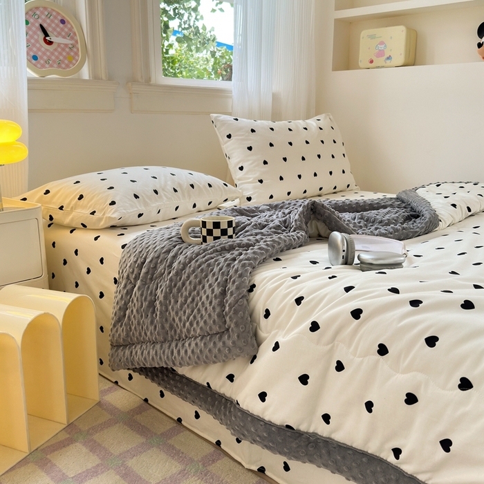 91家纺网 家纺一手货源 找家纺 星期八 2024新款复古碎花全棉豆豆被 爱心