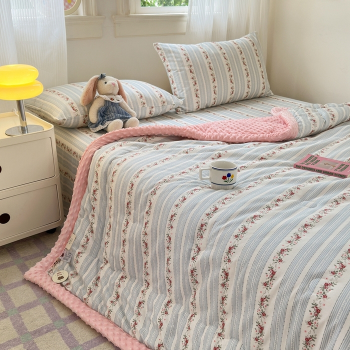 91家纺网 家纺一手货源 找家纺 星期八 2024新款复古碎花全棉豆豆被 粉语