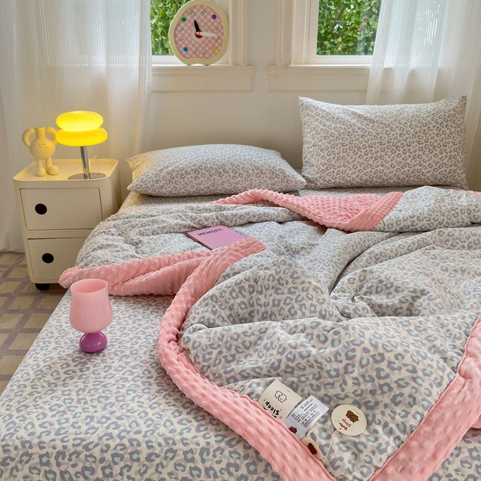 91家纺网 家纺一手货源 找家纺 星期八 2024新款复古碎花全棉豆豆被 豹纹