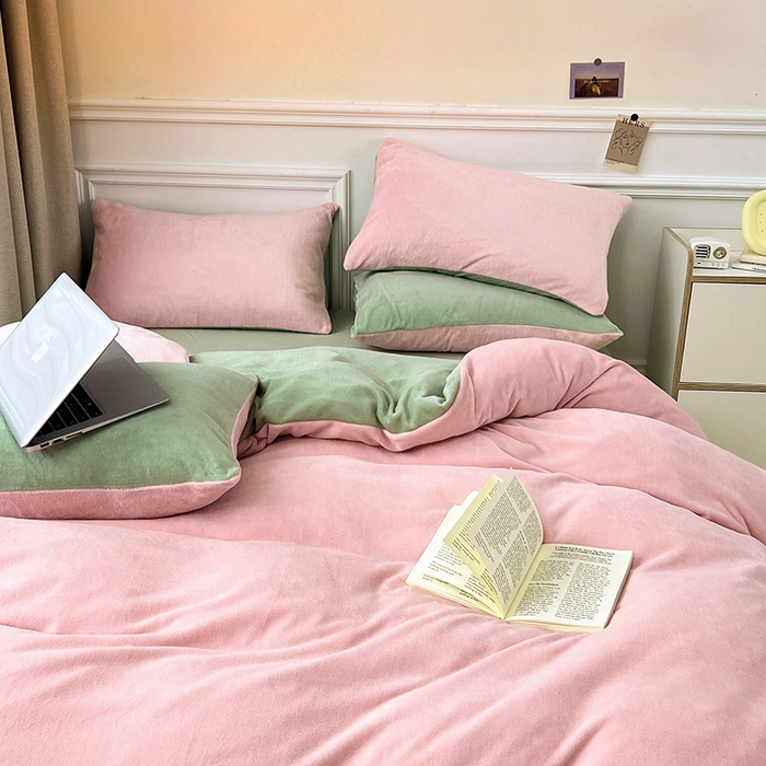 91家纺网 家纺一手货源 找家纺 梵克保罗 2024新款ins风小红书博主推荐高克重纯色双拼牛奶绒四件套 莓莓生椰