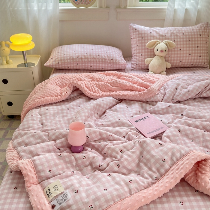 91家纺网 家纺一手货源 找家纺 星期八 2024新款复古碎花全棉豆豆被 小樱桃