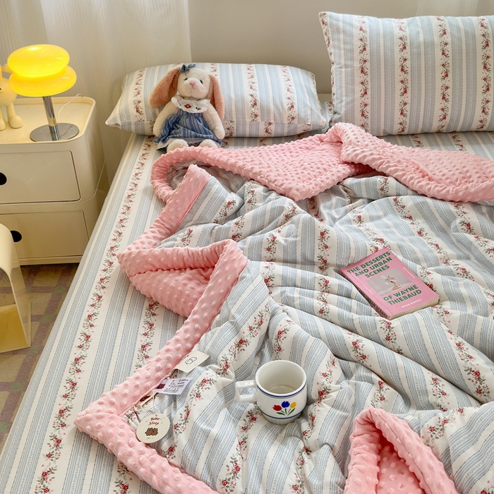 91家纺网 家纺一手货源 找家纺 星期八 2024新款复古碎花全棉豆豆被 粉语