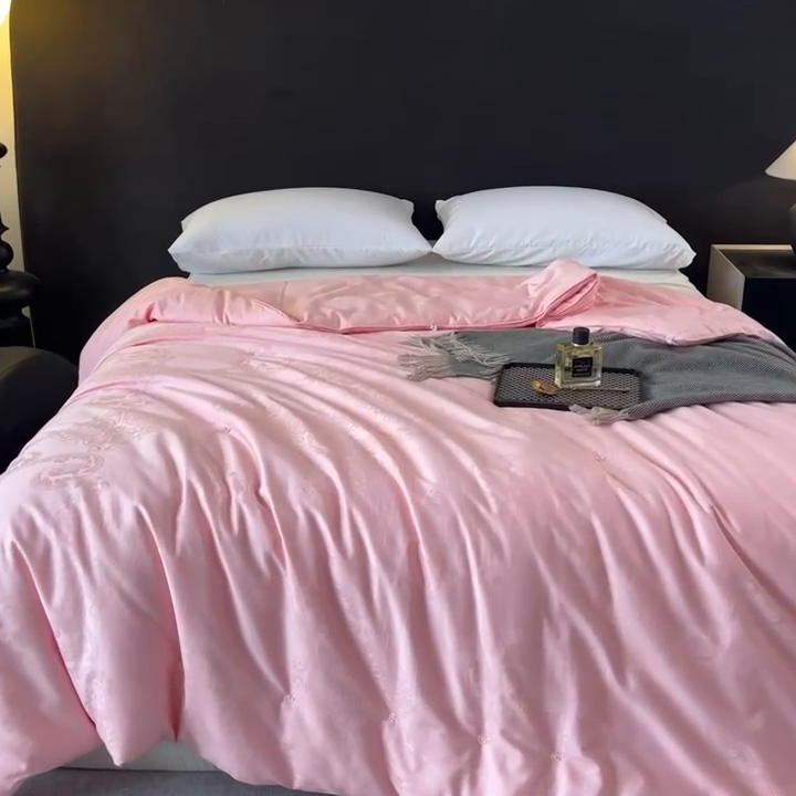 91家纺网 家纺一手货源 找家纺 龙图家纺 2024新款80支全棉贡缎蚕丝被-玉如意 玉如意-粉色