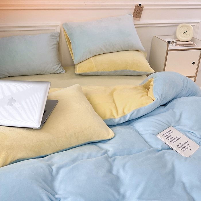 91家纺网 家纺一手货源 找家纺 梵克保罗 2024新款ins风小红书博主推荐高克重纯色双拼牛奶绒四件套 浅蓝芝士