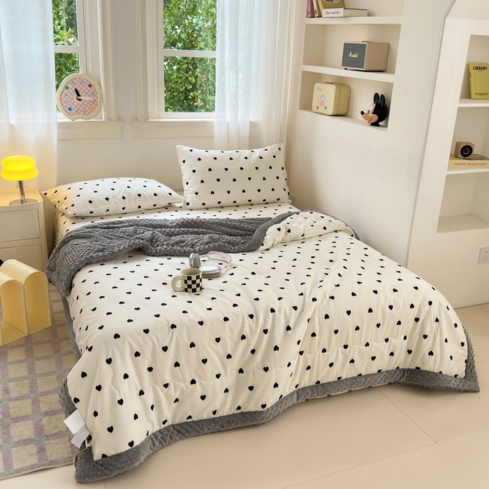 91家纺网 家纺一手货源 找家纺 星期八 2024新款复古碎花全棉豆豆被 爱心