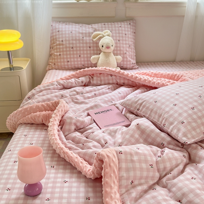 91家纺网 家纺一手货源 找家纺 星期八 2024新款复古碎花全棉豆豆被 小樱桃