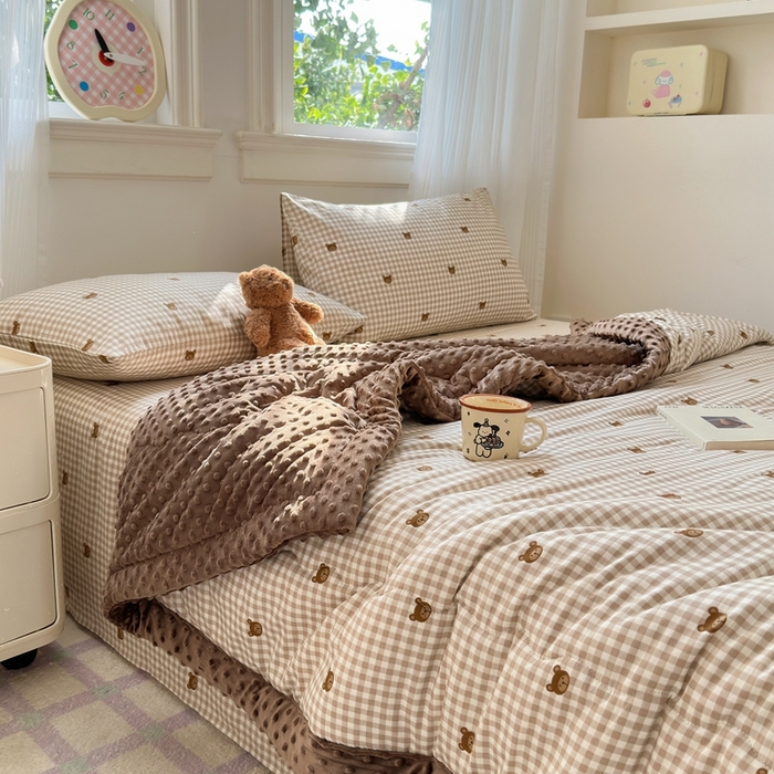 91家纺网 家纺一手货源 找家纺 星期八 2024新款复古碎花全棉豆豆被 咖格熊