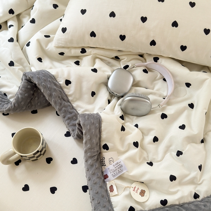 91家纺网 家纺一手货源 找家纺 星期八 2024新款复古碎花全棉豆豆被 爱心