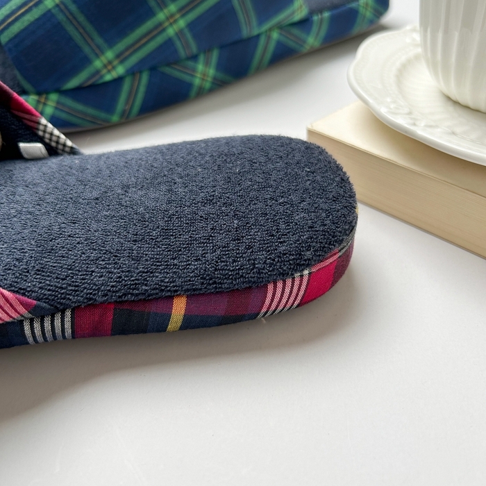 91家纺网 家纺一手货源 找家纺 （总）南通盟生鞋业有限公司 2024新款日式开口经典色织格子配毛巾布TPR复布静音防滑大底家居拖鞋