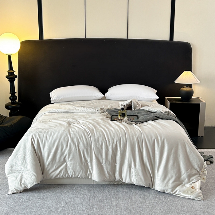 91家纺网 家纺一手货源 找家纺 龙图家纺 2024新款80支全棉贡缎蚕丝被-玉如意 玉如意-灰色