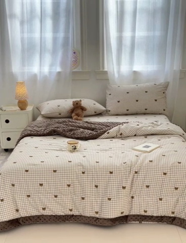 91家纺网 家纺一手货源 找家纺 星期八 2024新款复古碎花全棉豆豆被 咖格熊