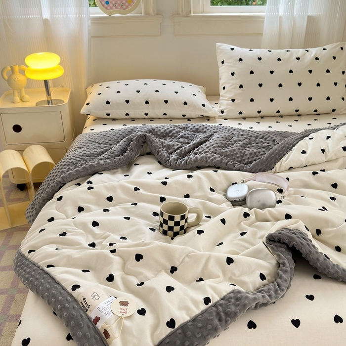 91家纺网 家纺一手货源 找家纺 星期八 2024新款复古碎花全棉豆豆被 爱心