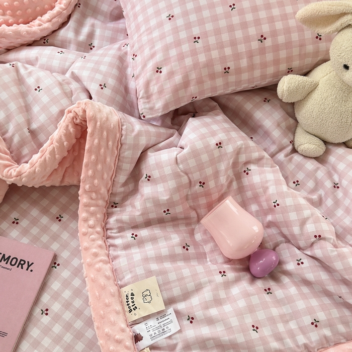 91家纺网 家纺一手货源 找家纺 星期八 2024新款复古碎花全棉豆豆被 小樱桃