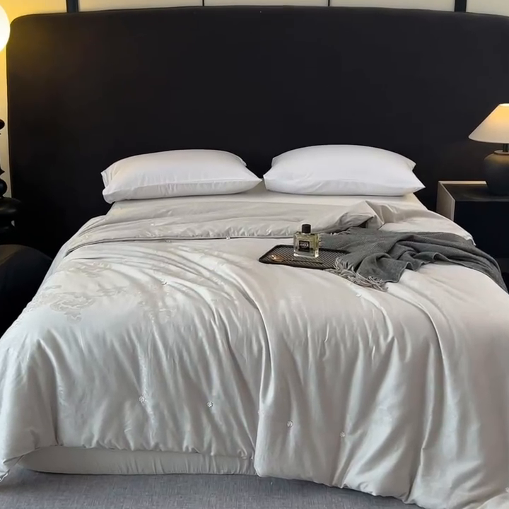 91家纺网 家纺一手货源 找家纺 龙图家纺 2024新款80支全棉贡缎蚕丝被-玉如意 玉如意-灰色