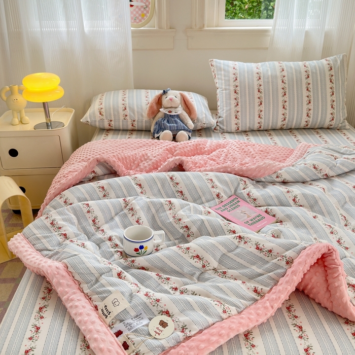 91家纺网 家纺一手货源 找家纺 星期八 2024新款复古碎花全棉豆豆被 粉语