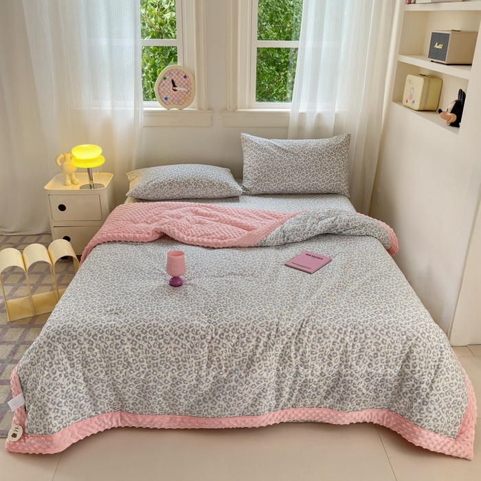 91家纺网 家纺一手货源 找家纺 星期八 2024新款复古碎花全棉豆豆被 豹纹