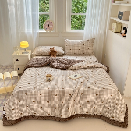 91家纺网 家纺一手货源 找家纺 星期八 2024新款复古碎花全棉豆豆被 咖格熊