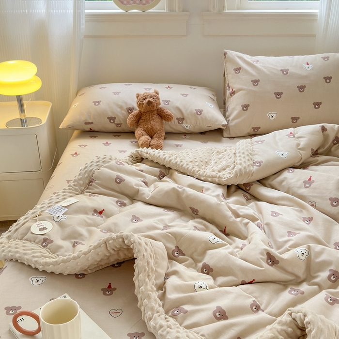 91家纺网 家纺一手货源 找家纺 星期八 2024新款复古碎花全棉豆豆被 爱心熊