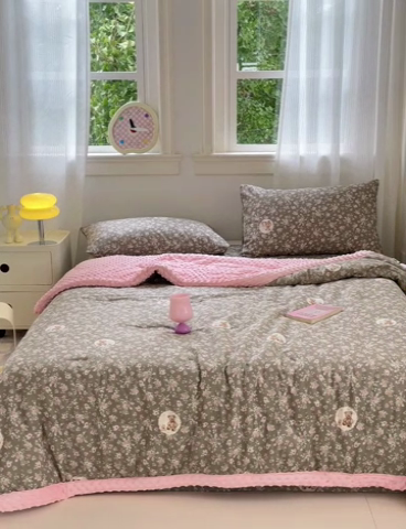 91家纺网 家纺一手货源 找家纺 星期八 2024新款复古碎花全棉豆豆被 花园熊