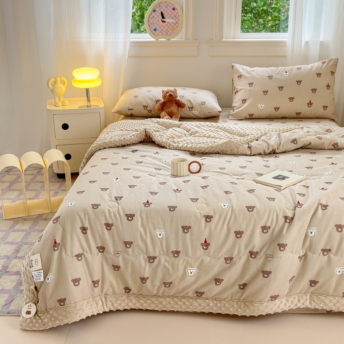 91家纺网 家纺一手货源 找家纺 星期八 2024新款复古碎花全棉豆豆被 爱心熊