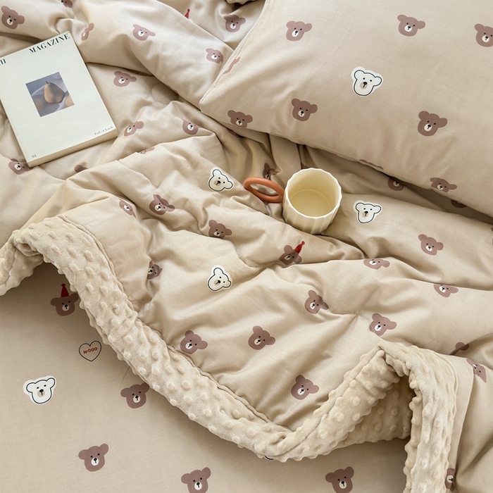 91家纺网 家纺一手货源 找家纺 星期八 2024新款复古碎花全棉豆豆被 爱心熊