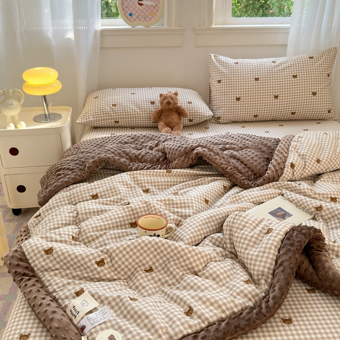 91家纺网 家纺一手货源 找家纺 星期八 2024新款复古碎花全棉豆豆被 咖格熊