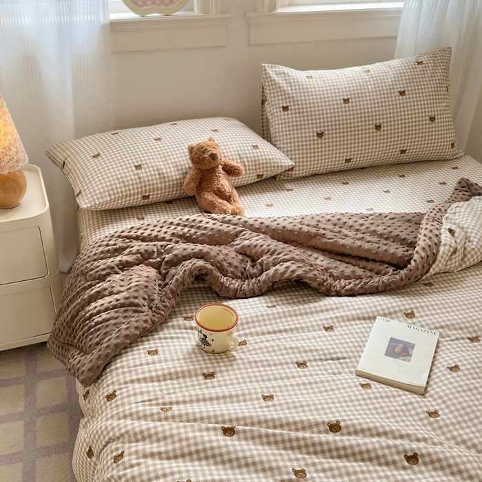 91家纺网 家纺一手货源 找家纺 星期八 2024新款复古碎花全棉豆豆被 咖格熊