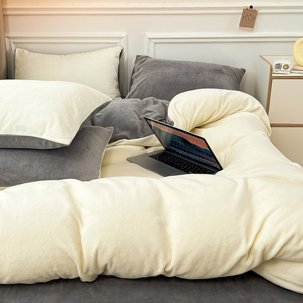 91家纺网 家纺一手货源 找家纺 梵克保罗 2024新款ins风小红书博主推荐高克重纯色双拼牛奶绒四件套 奶白拿铁